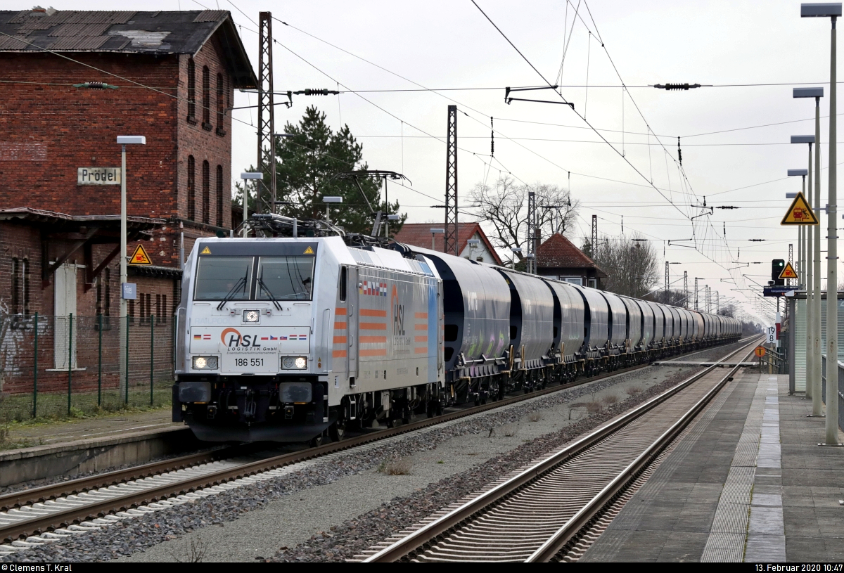 Getreidezug (VTG AG) mit 186 551-8 der Railpool GmbH, vermietet an die HSL Logistik GmbH (HSL), durchfährt den Hp Prödel auf der Bahnstrecke Biederitz–Trebnitz (KBS 254) Richtung Biederitz.
[13.2.2020 | 10:47 Uhr]