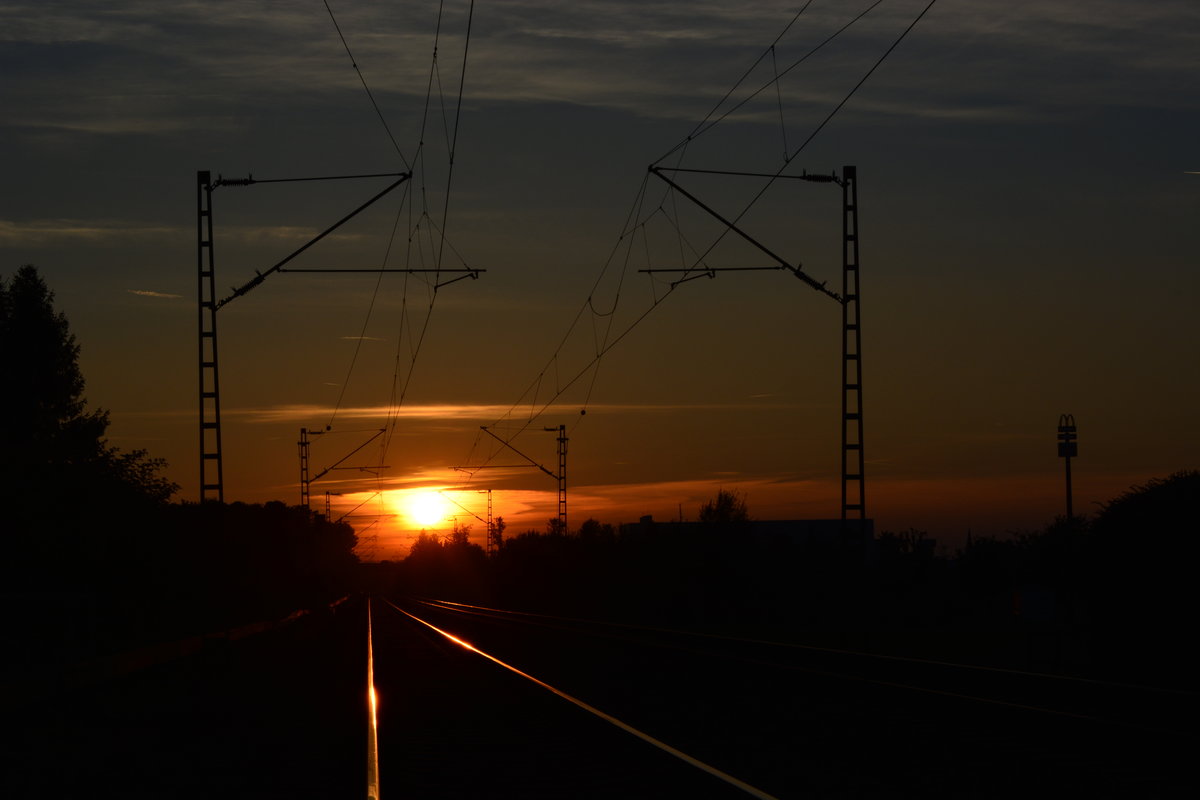 Getsern Abend konnte ich den Sonnenuntergang in Gubberath festhalten. Das Bild wurde auf einem Bahnübergang gemacht.

Gubberath 15.10.2016