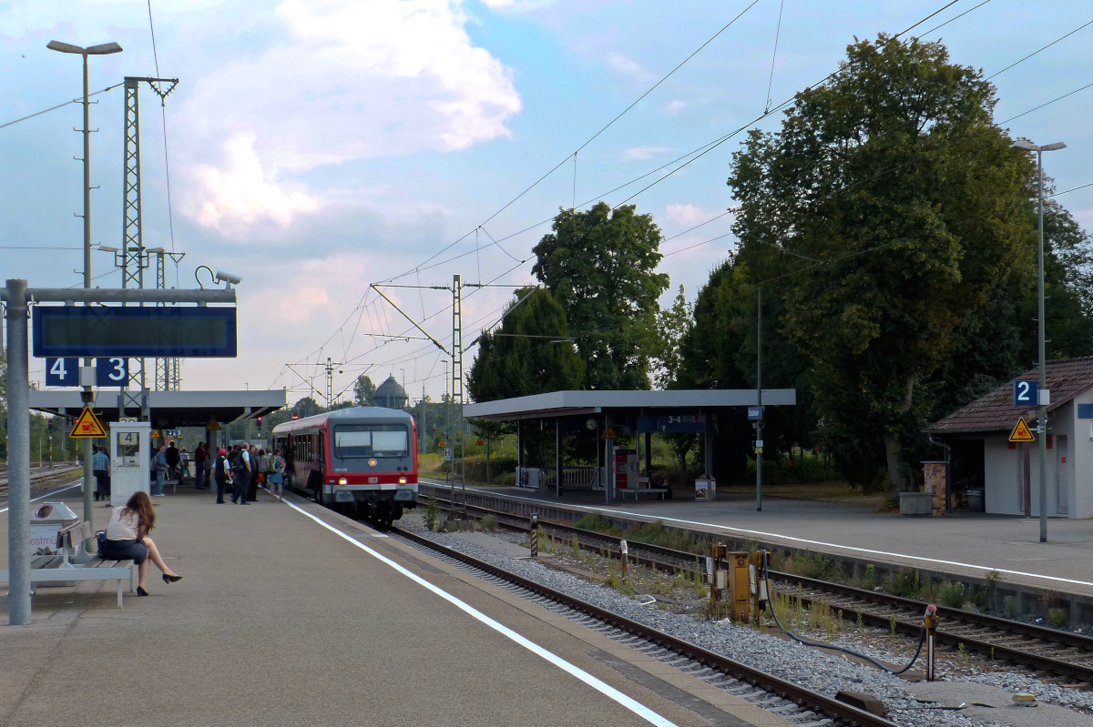 Getümmel um den gerade eingefahrenen Hohenloheexpress aus Heilbronn im Bahnhof Crailsheim. 21.08.2015