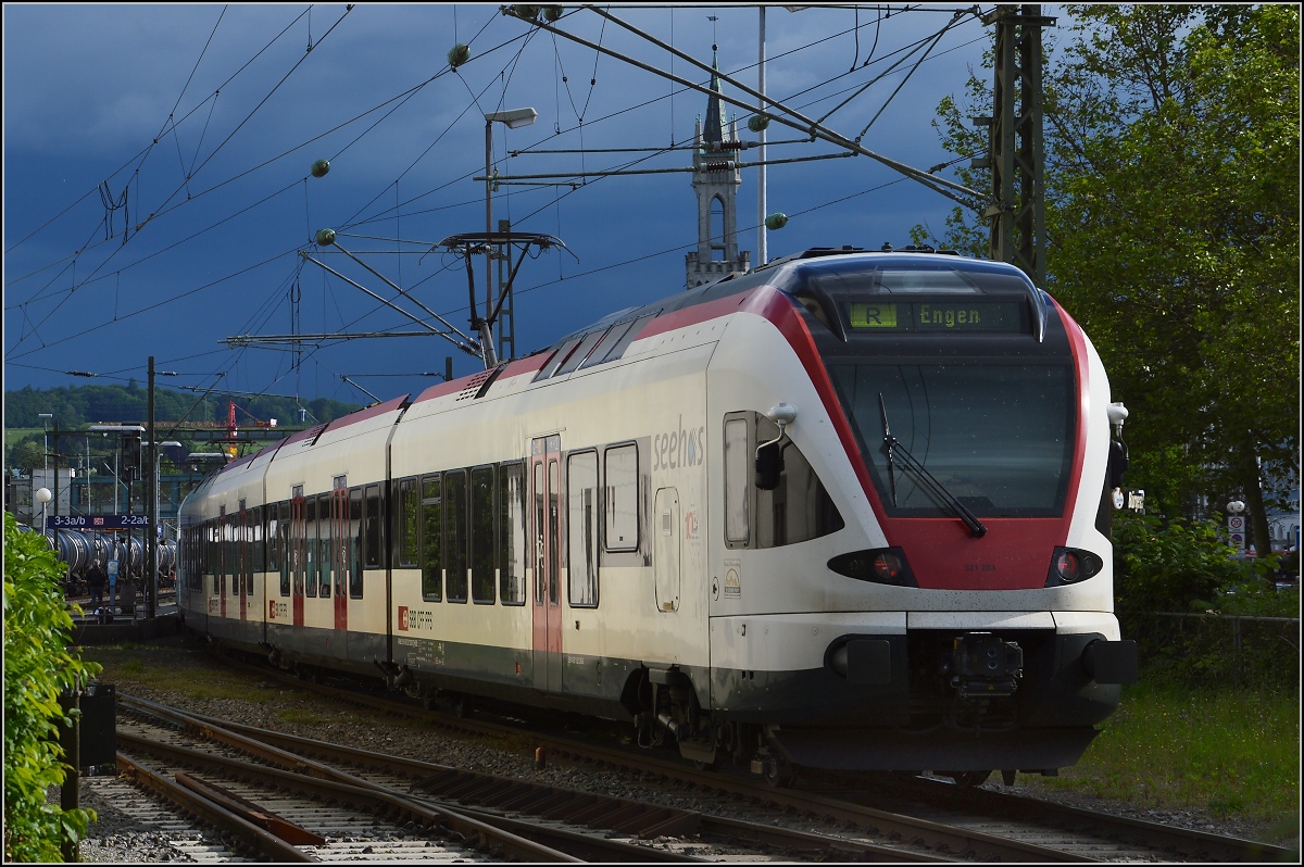Gewitter liegen in der Luft. Auch der Seehas wird in surreales Licht getaucht... Konstanz, Mai 2016.