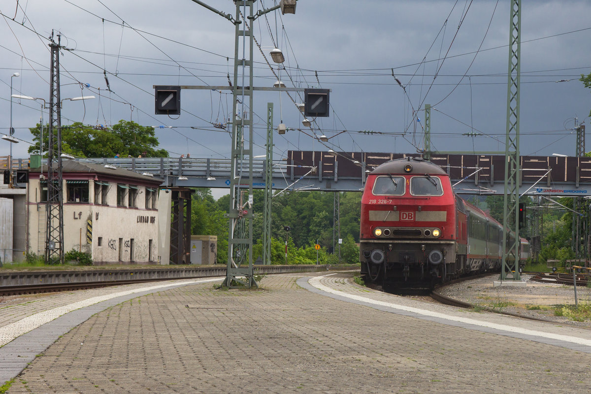 Gewitterwolken begleiten die Einfahrt des IC 119 in Lindau mit 218 326-7, 10.5.18.