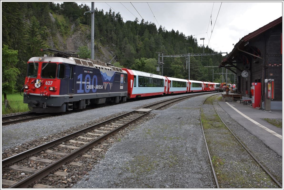 GEX 902 mit Ge 4/4 II 627  Reichenau-Tamins  in Trin. (17.04.2016)