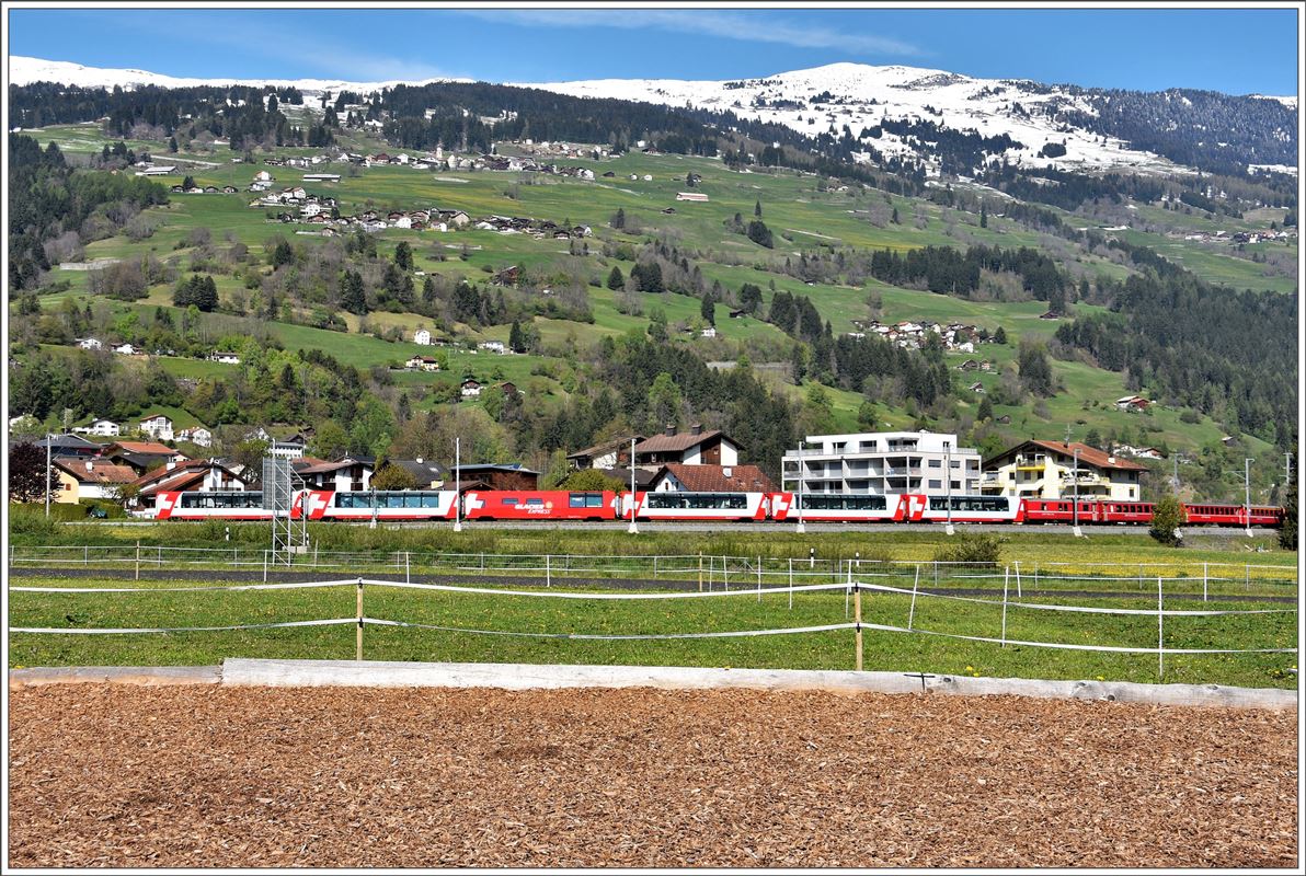 GEX903 am Schluss von RE1128 bei Cazis. (30.04.2017)