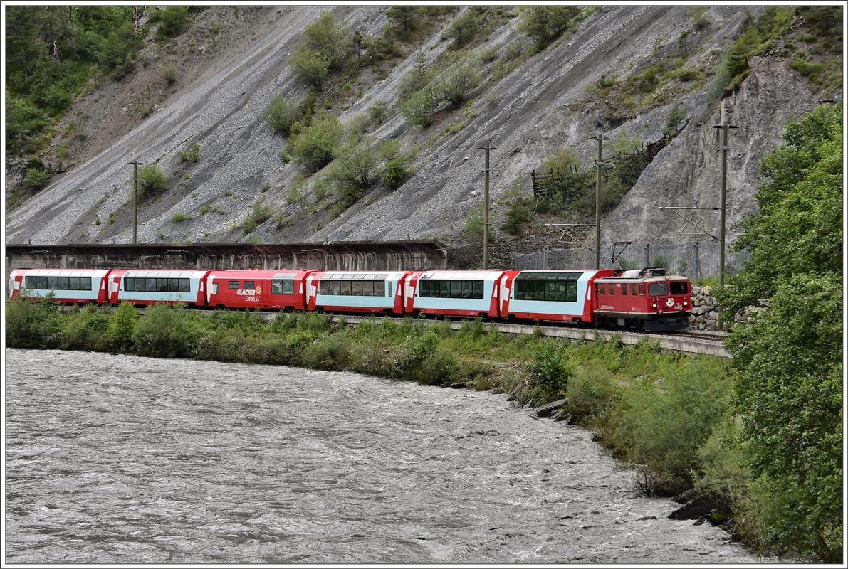 GEX904 mit Ge 4/4 I 605  Silvretta  bei Trin. (17.04.2016)