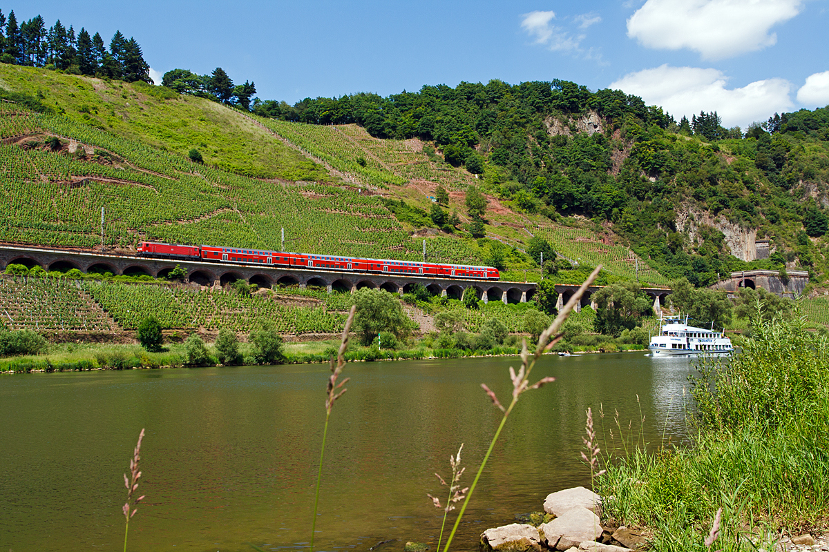 
Gezogen von einer 143er hat der RE 1  Mosel-Saar-Express  (Koblenz - Bullay - Wittlich - Trier - Saarburg - Saarbrücken) am 21.06.2014 den Prinzenkopftunnel verlassen und fährt am 786m langem Pündericher Hangviadukt in Richtung Trier.
