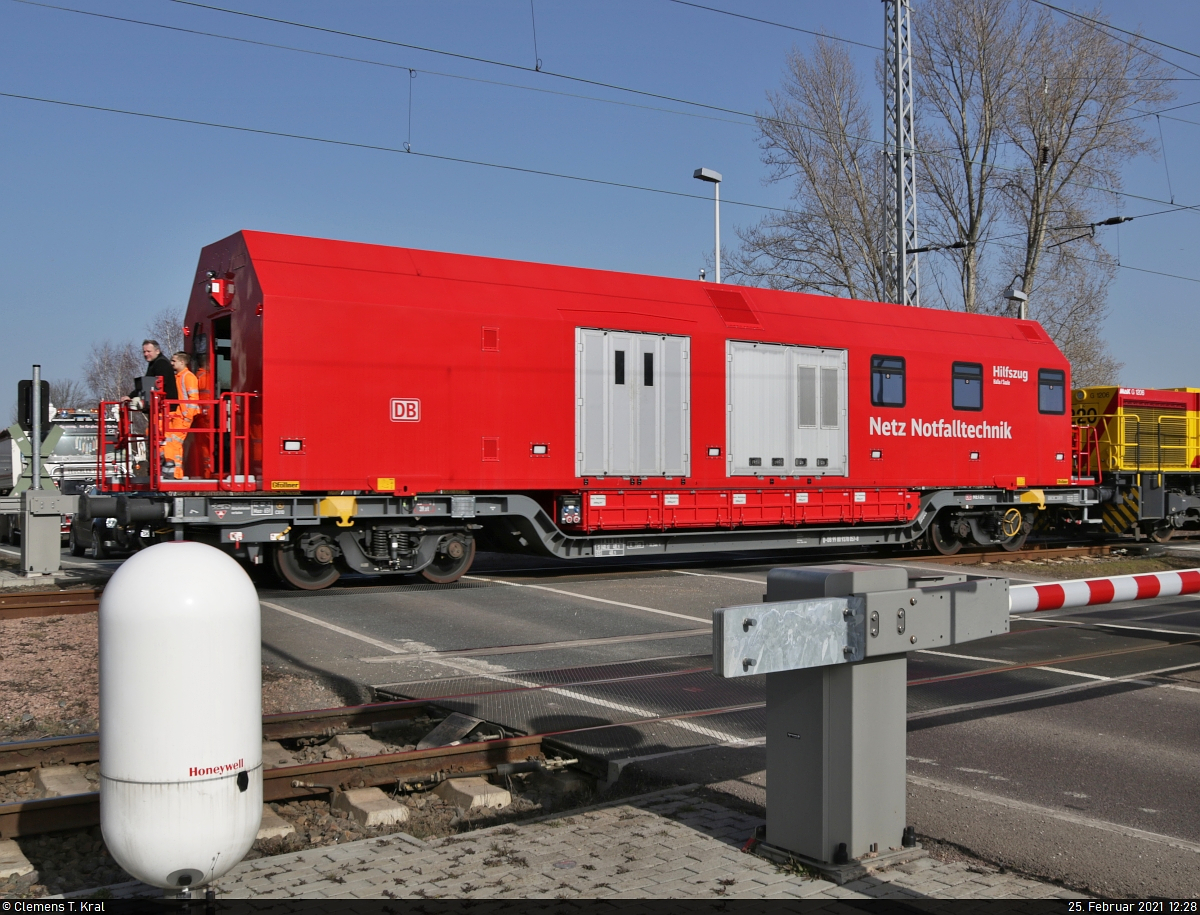 Gezogen von 275 220-2 (Lok 220 | Vossloh G 1206), befährt der Hilfszug  Halle/Saale  (99 80 9370 057-8 D-DB) der DB Netz Notfalltechnik den Bü Orionstraße/Lindenring in Peißen Richtung Delitzsch.
Da ich auf eine derartige Überraschung nicht vorbereitet war, mussten Kompromisse bei der Aufnahme gemacht werden. Weiter rechts wäre ein Mast im Weg gewesen.

🧰 DB Netz AG
🚩 Bahnstrecke Halle–Cottbus (KBS 219)
🕓 25.2.2021 | 12:28 Uhr