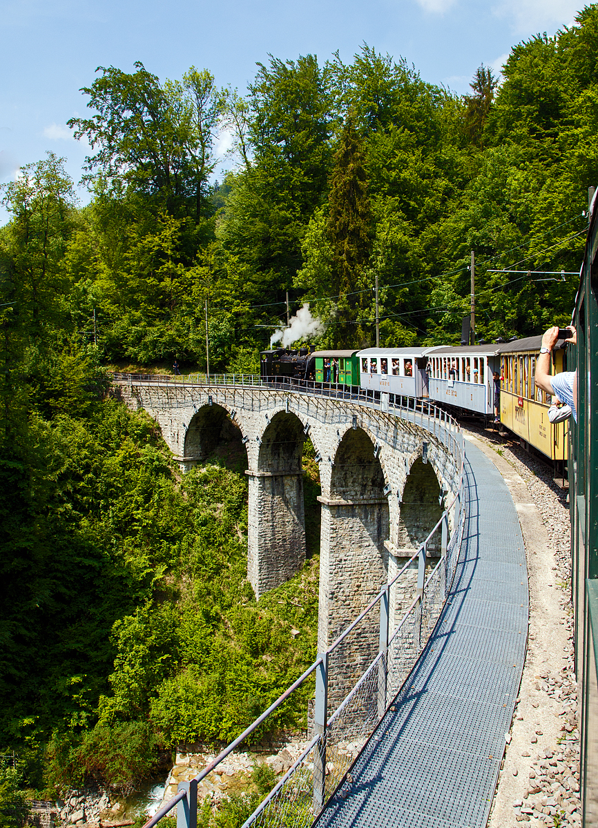 Gezogen von der HG 3/4 BFD N 3 (Baujahr 1913), ex Brig-Furka-Disentis (BFD), spter FO, geht es am 19.05.2018 vom Museum Chamby wieder hinunter nach Blonay, hier fahren wir gerade auf dem bekannten Viadukt ber den Baye de Clarens.
