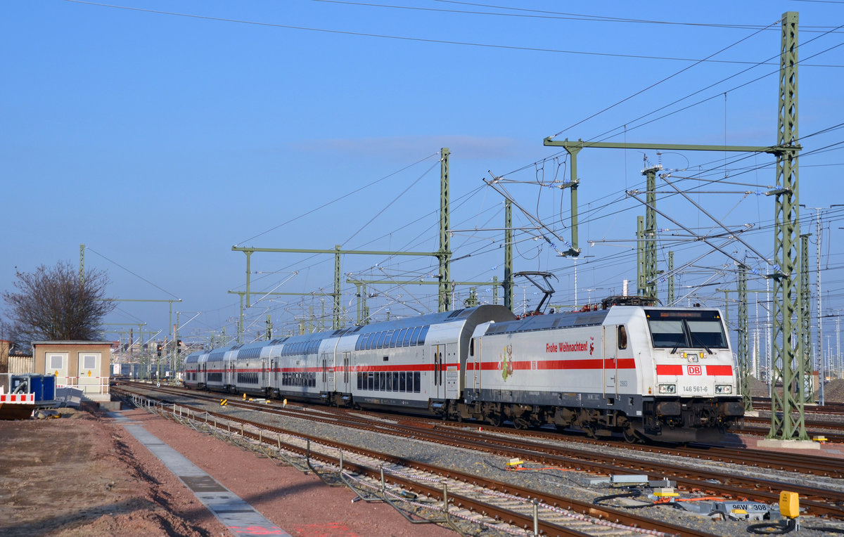 Gezogen von der Weihnachtsbotschafterin 146 561 erreicht der IC 2037 nach Leipzig am 14.01.18 seinen vorletzten Halt Halle(S) Hbf.