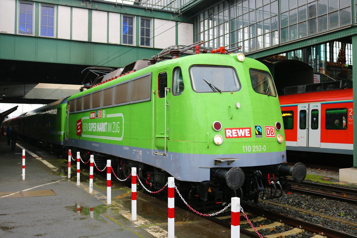 GfF 110 292-0 mit dem REWE Supermarktzug in Darmstadt Hbf am 04.12.21