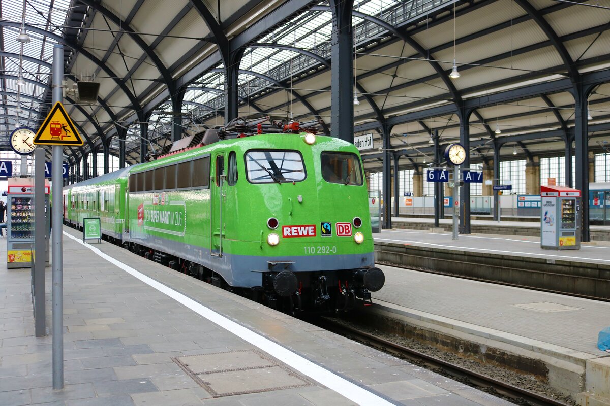 GfF 110 292-0 mit dem REWE Supermarktzug in Wiesbaden Hbf am 11.12.21