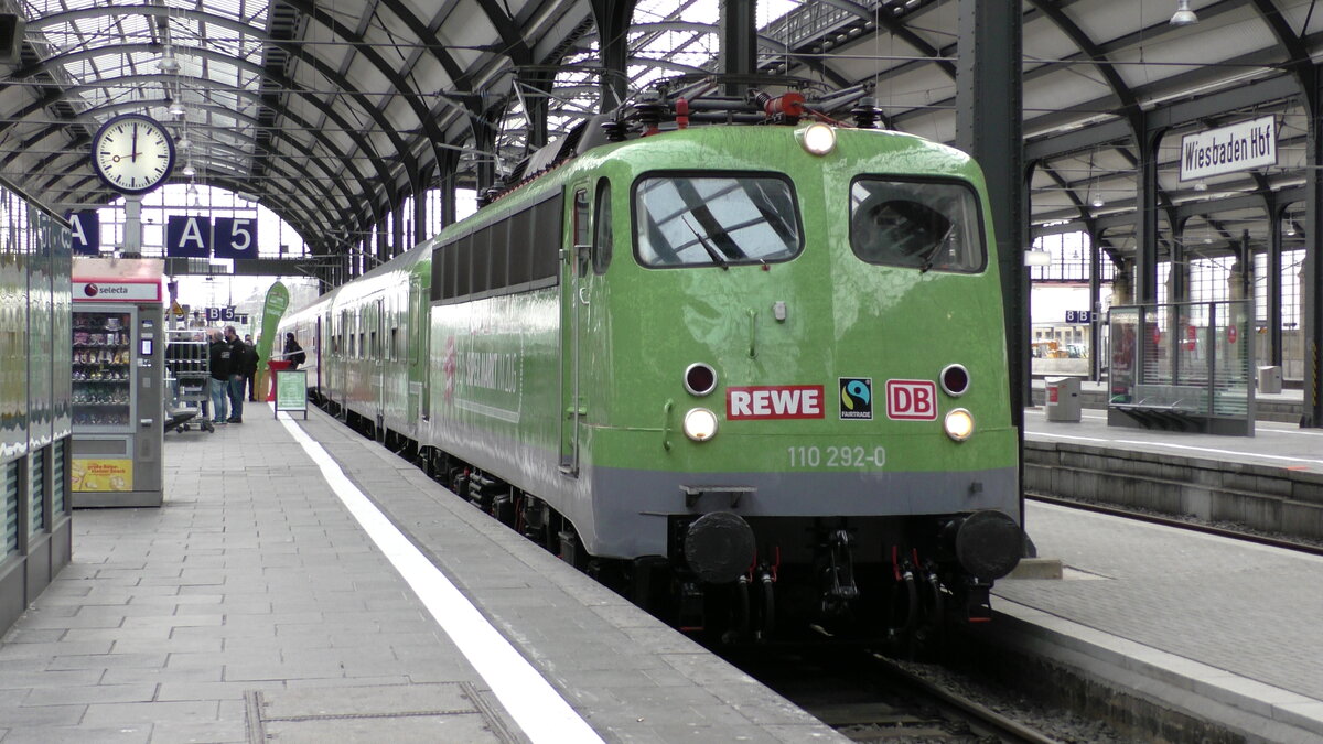 GfF 110 292-0 mit REWE-Supermarktzug in Wiesbaden Hbf auf Gleis 5. (10.12.2021)