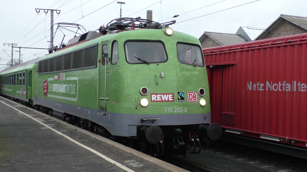 GfF 110 292-0 mit REWE-Supermarktzug in Fulda auf Gleis 9. (20.11.2021)