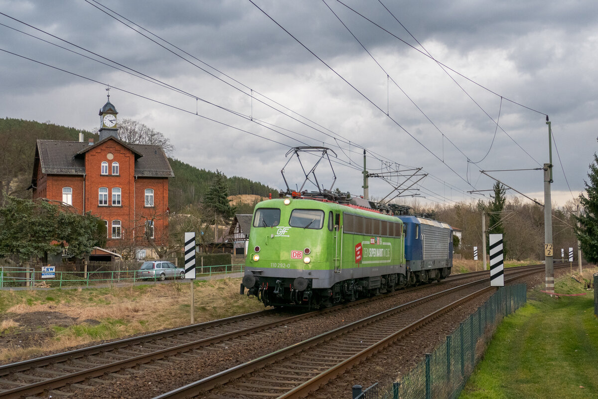 GfF 110 292 mit WEE 143 295 Lz am 24.02.2022 in Remschütz.