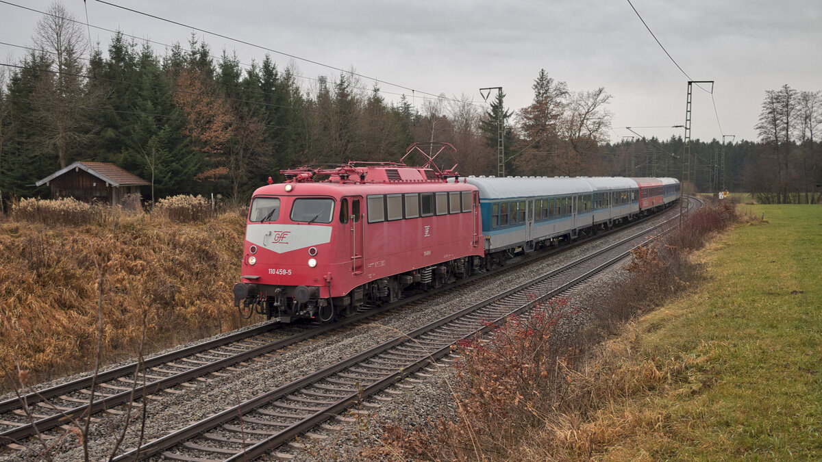 GfF 110 459-5 mit einem Sonderzug bei Amersberg, am 29. November 2025.