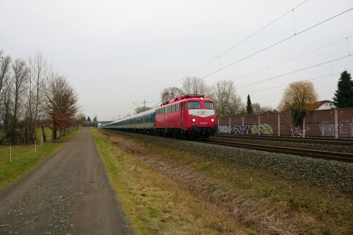 GfF 110 459-5 mit Sonderzug aus 15 Wagen bestehend in Rodenbach (Main Kinzig Kreis) am 11.02.23