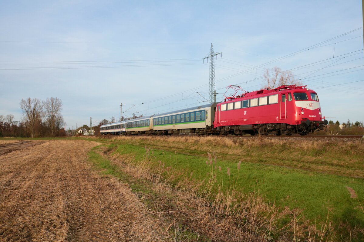 GfF 110 459-5 mit vier Reisezugwagen in Darmstadt Arheilgen am 12.02.22