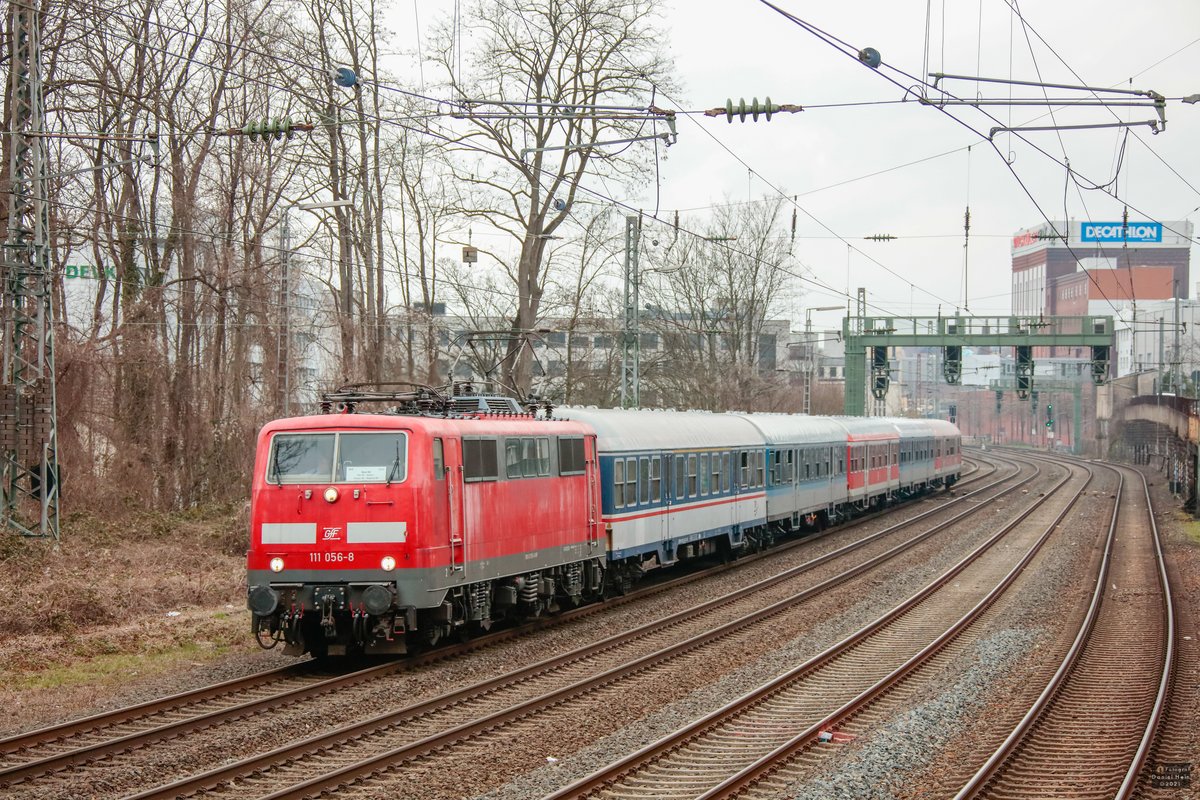 GfF 111 056-8 mit NX-Ersatzzug RB48 in Wuppertal, März 2021.