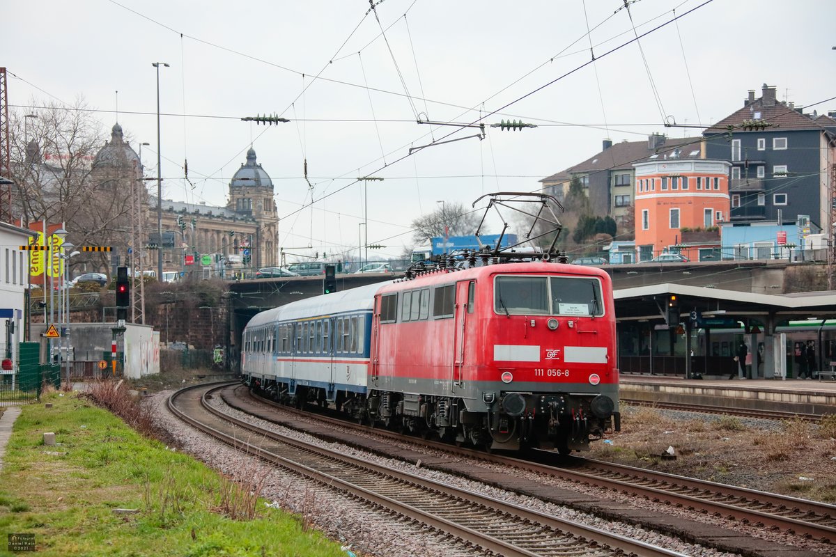 GfF 111 056-8 schiebt NX-Ersatzzug RB48 in Wuppertal Steinbeck, März 2021.