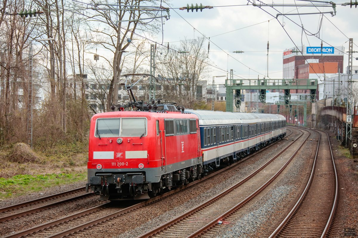 GfF 111 200-2 mit NX-Ersatzzug in Wuppertal, April 2021.