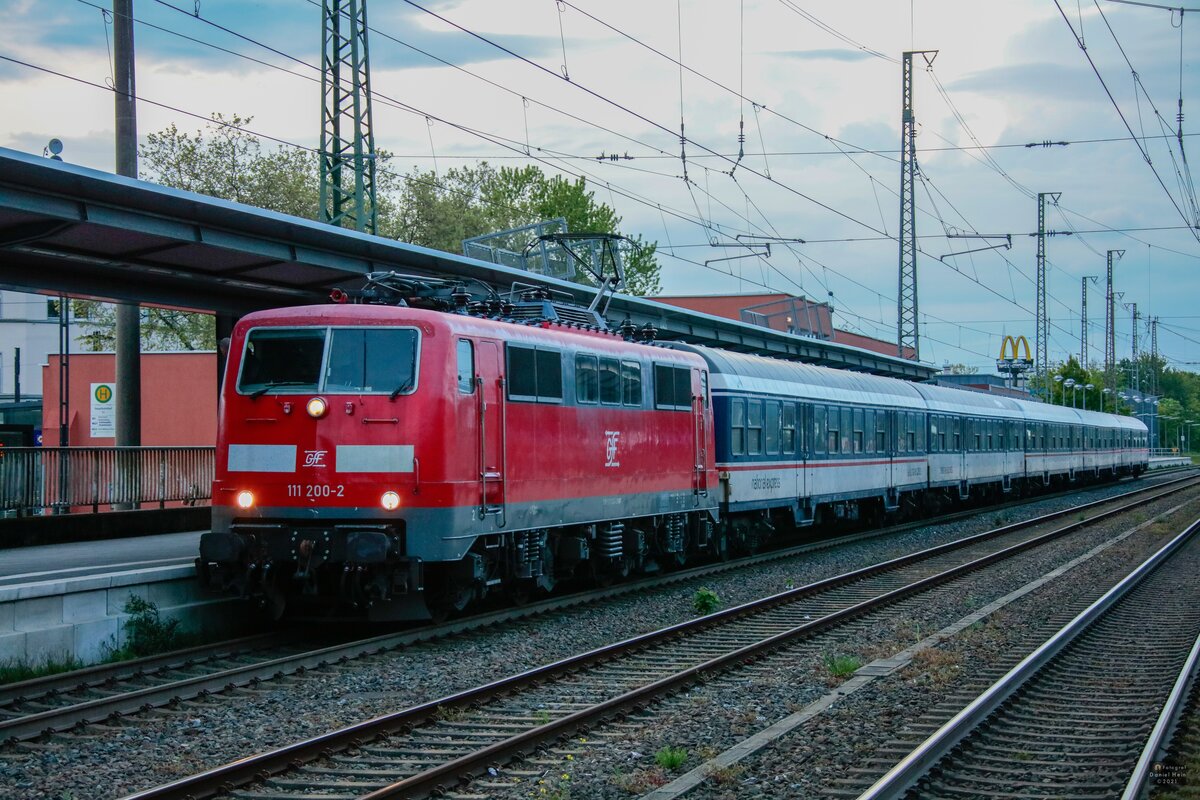 GfF 111 200-2 mit NX-Ersatzzug RB48 in Solingen Hbf, Mai 2021.