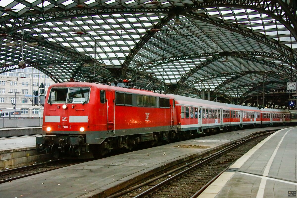 Gff 111 200-2 mit RE1 Verstärker in Köln Hbf, Dezember 2021.