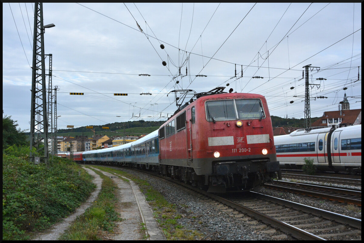 GfF 111 200 mit dem Oktoberfest-Sonderzug Hanau - München am Morgen des 14.09.2024 in Würzburg.