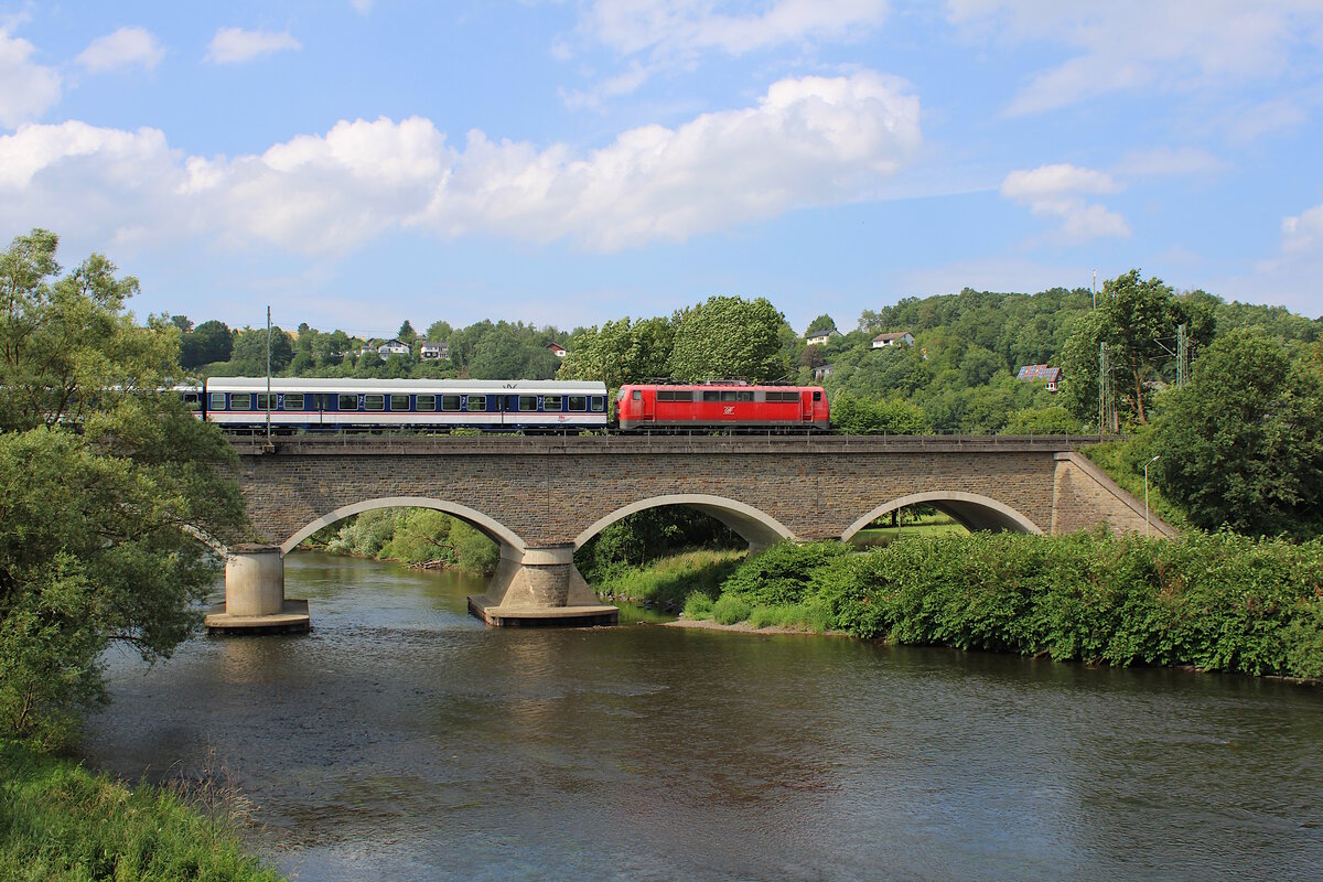 GfF 111 200 schiebt einen TRI-Sonderzug auf dem RE9 anlässlich der Radveranstaltung Siegtal pur von Siegen-Weidenau nach Troidsorf. Hier passiert der Zug gerade zwischen Etzbach und Au(Sieg) eine der Landesgrenzen entlang der Siegstrecke zwischen Rheinland-Pfalz und Nordrhein-Westfalen. (02.07.2023)