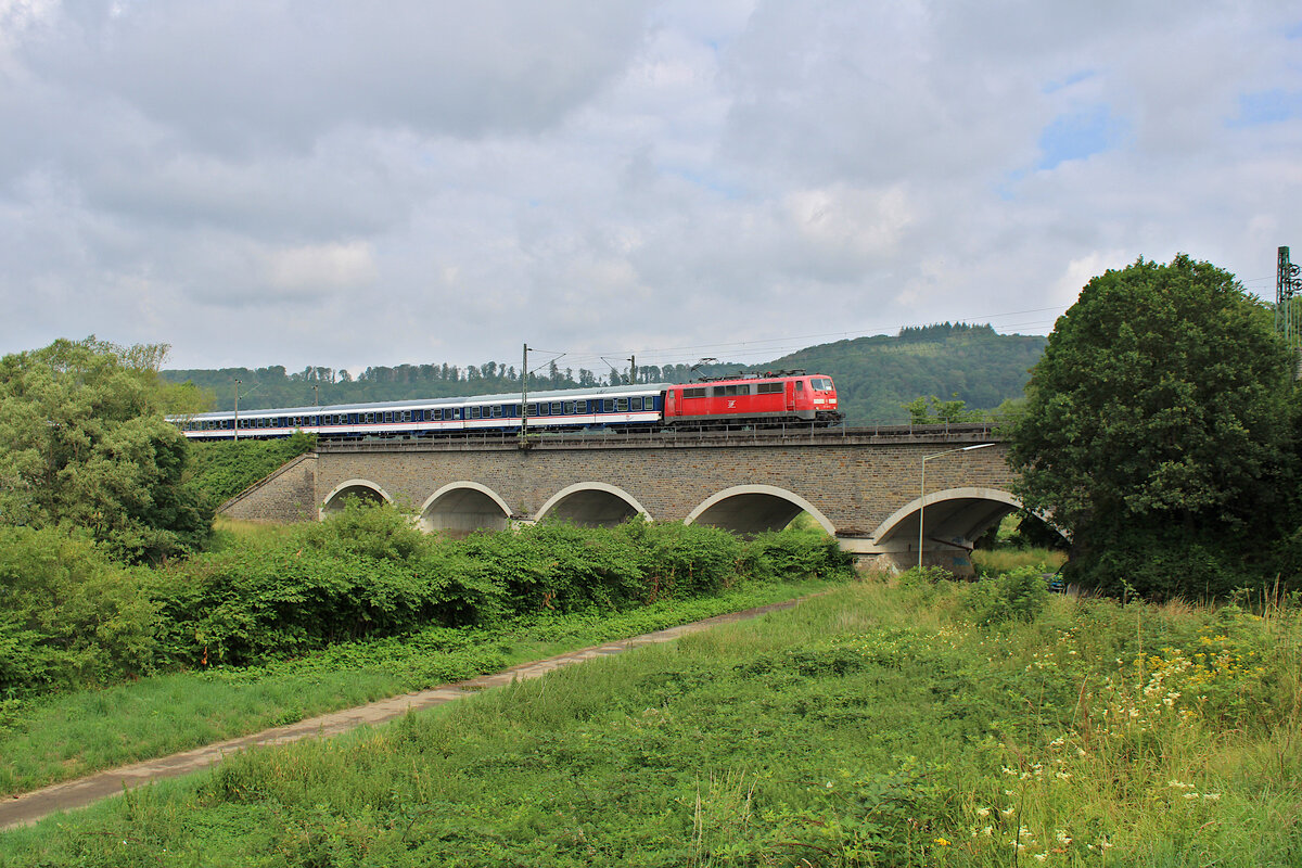 GfF 111 200 zieht einen TRI-Sonderzug auf dem RE9 anlässlich der Radveranstaltung Siegtal pur von Köln Hbf nach Siegen-Weidenau. Hier passiert der Zug gerade zwischen Au(Sieg) und Etzbach eine der Landesgrenzen entlang der Siegstrecke zwischen Rheinland-Pfalz und Nordrhein-Westfalen. (02.07.2023)
