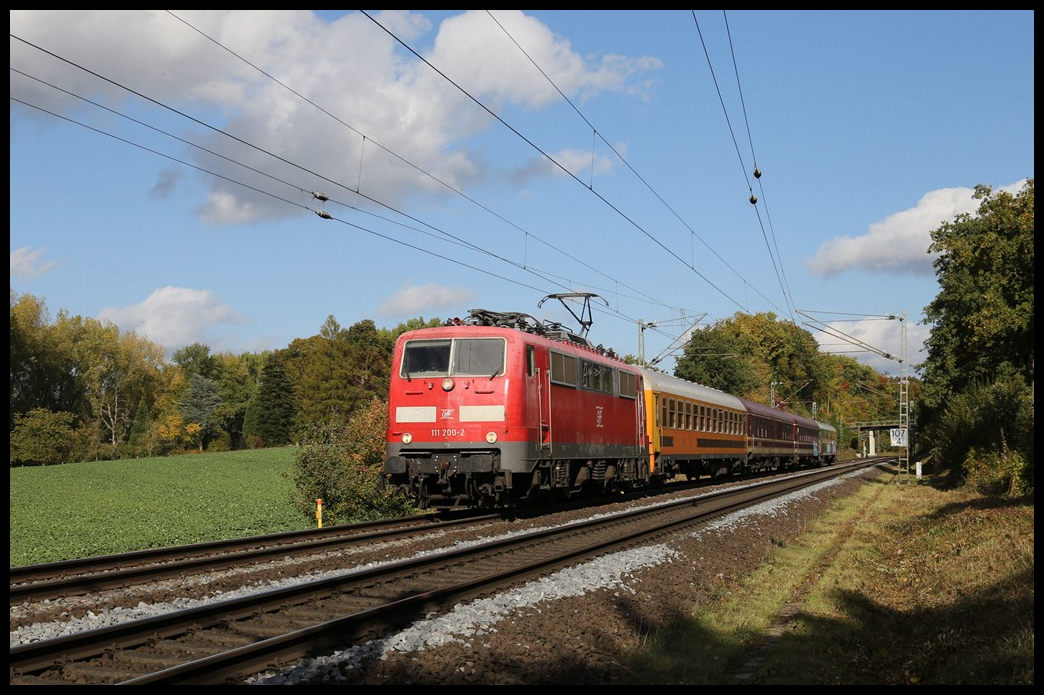 GfF 111200-2 hat hier gerade am 16.10.2022 um 14.36 Uhr mit dem Touristikzug MSM1849 aus Langenbrück den Bahnhof Hasbergen durchfahren und ist auf der Rollbahn in Richtung Zielbahnhof Köln unterwegs.