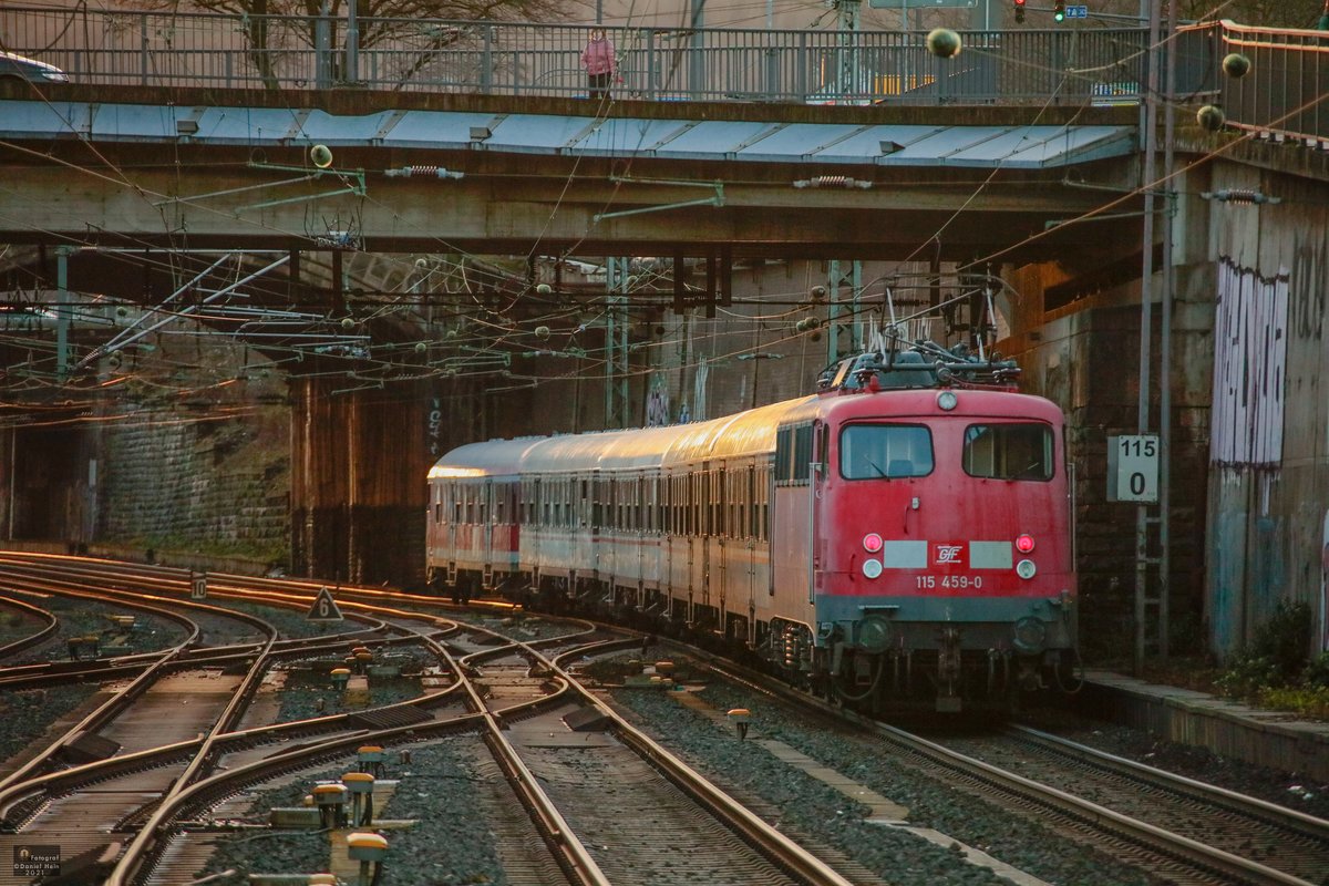 Gff 115 459-0 schiebt NX-Ersatzzug RB48 in Wuppertal, Januar 2021.