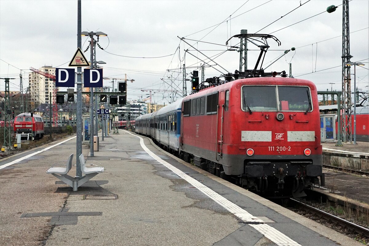 GfF BR 111 200-2.
N-Wagenzug der Gesellschaft für Fahrzeugtechnik (GfF) nach Reutlingen Hbf mit der BR 111 200-2, ehemals DB, in Stuttgart am 18. November 2021.
Foto: Walter Ruetsch 