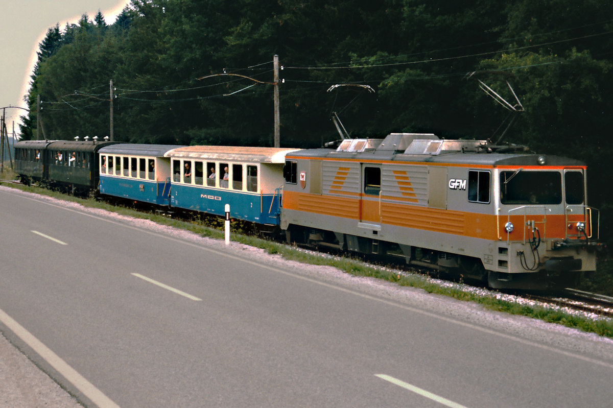 GFM: Extrazug mit dem GDe 4/4 101 auf der Fahrt nach Broc-Fabrique im August 1986. Ein Wagenaustausch zwischen GFM und MOB fand an Grossverkehrstagen öfters statt.
Foto: Walter Ruetsch
