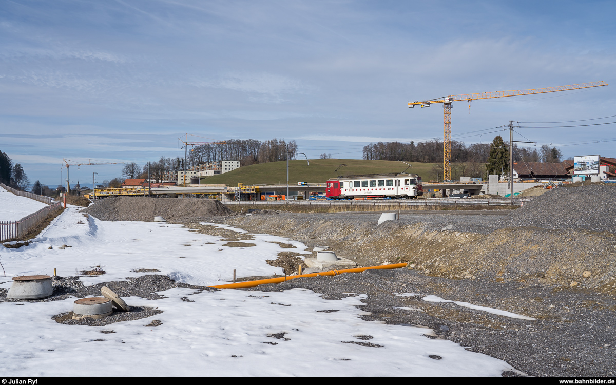 GFM Historique BDe 4/4 141 durchfährt am 3. März 2019, dem letzten Betriebstag der Strecke Palézieux - Châtel-Saint-Denis vor dem Ersatz des alten Bahnhofs, die Baustelle des neuen Bahnhofs Châtel-Saint-Denis.
