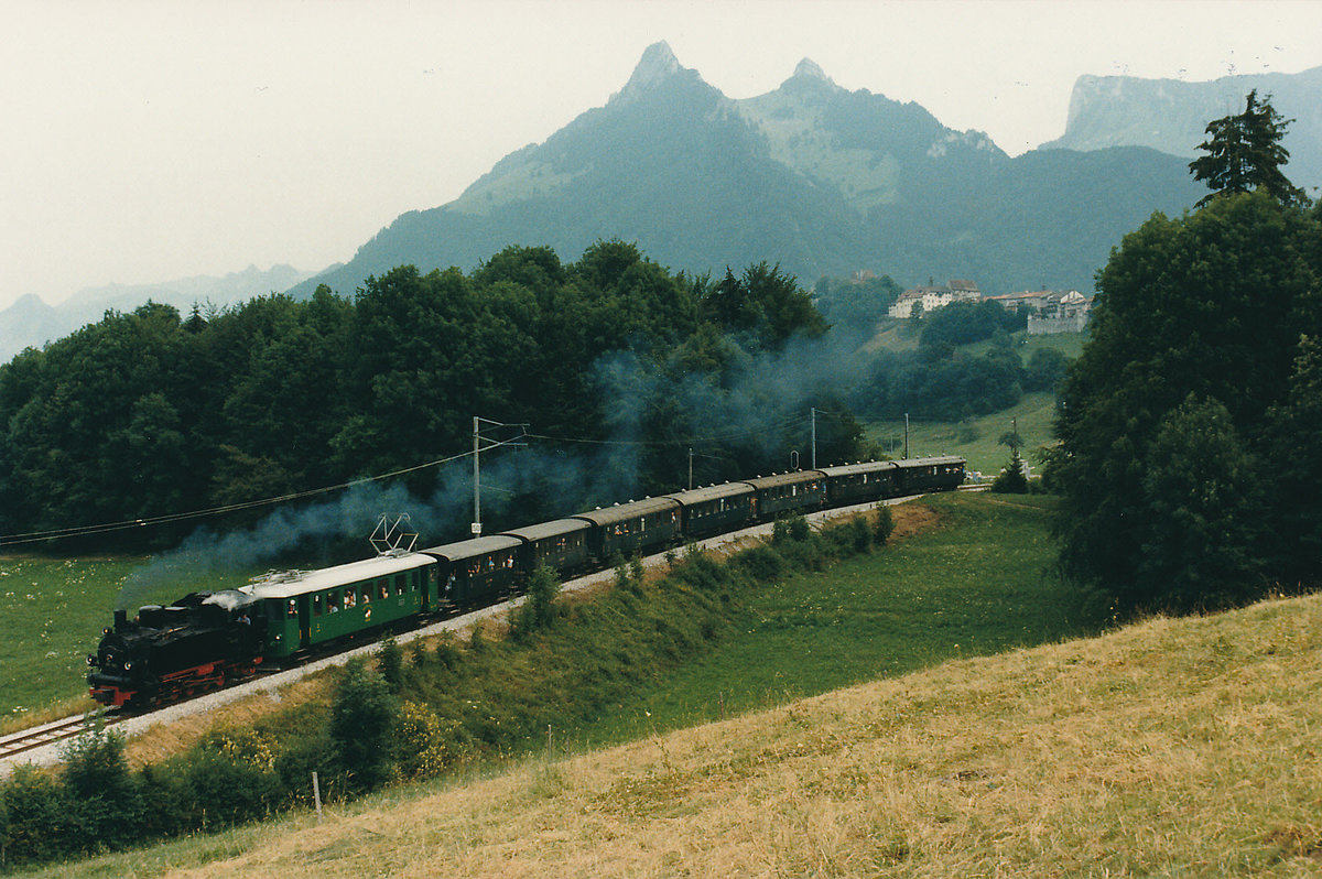 GFM/BC: Sonderzug mit der G 5/5 99.193 und dem Be 4/4 111 bei Gruyères im August 1985.
Foto: Walter Ruetsch 