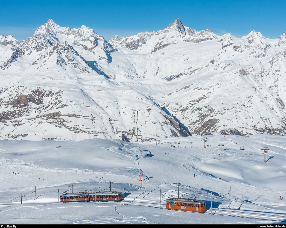 GGB Bhe 2/4 3022 als Verstärkungszug Riffelberg - Gornergrat und Bhe 4/8 3042 auf Leerfahrt begegnen sich am 29. Dezember 2018 zwischen Rotenboden und Gornergrat.