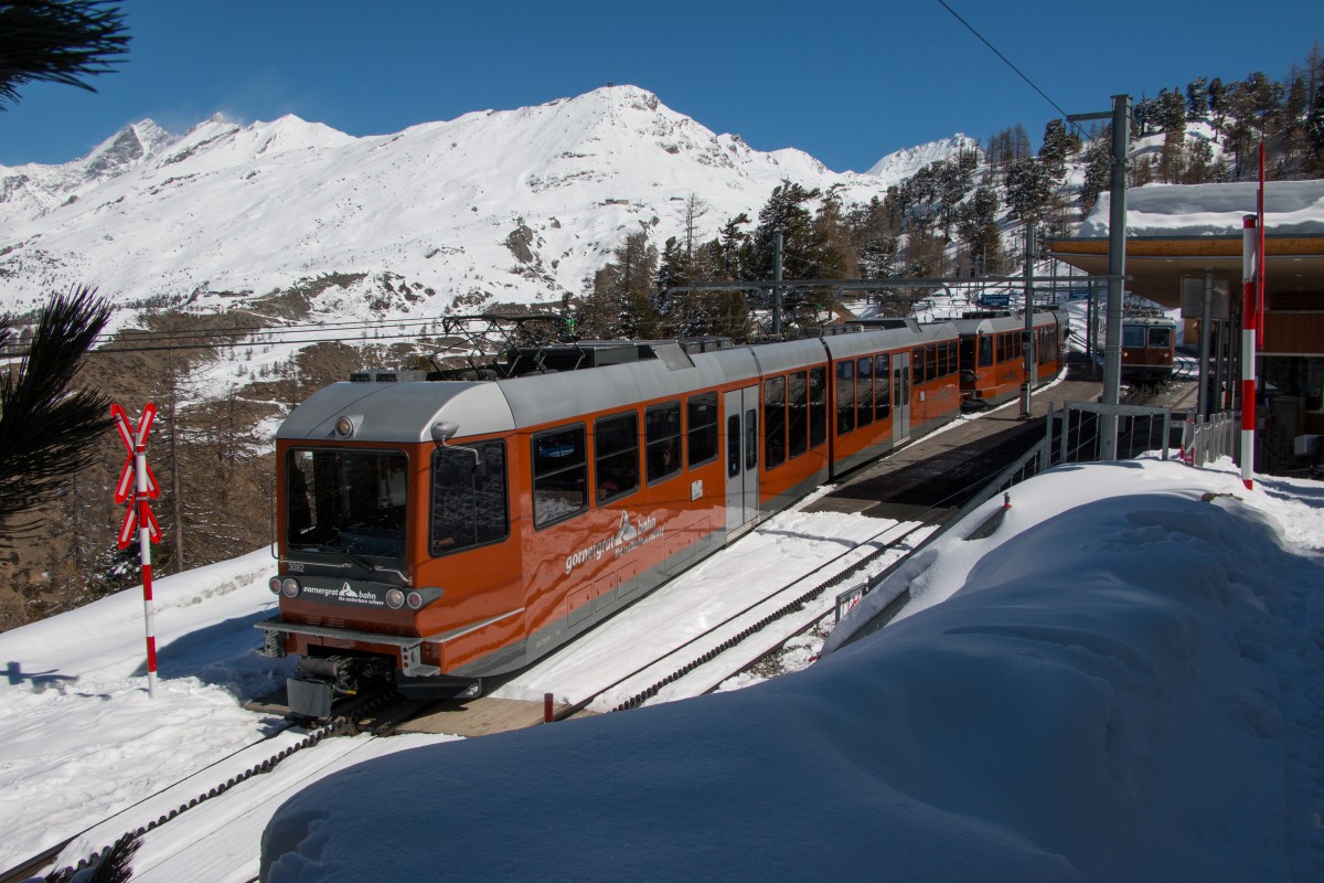 GGB Bhe 4/6 3082 und 3081 verlassen die Riffelalp auf dem Weg nach Zermatt. 06.04.2015