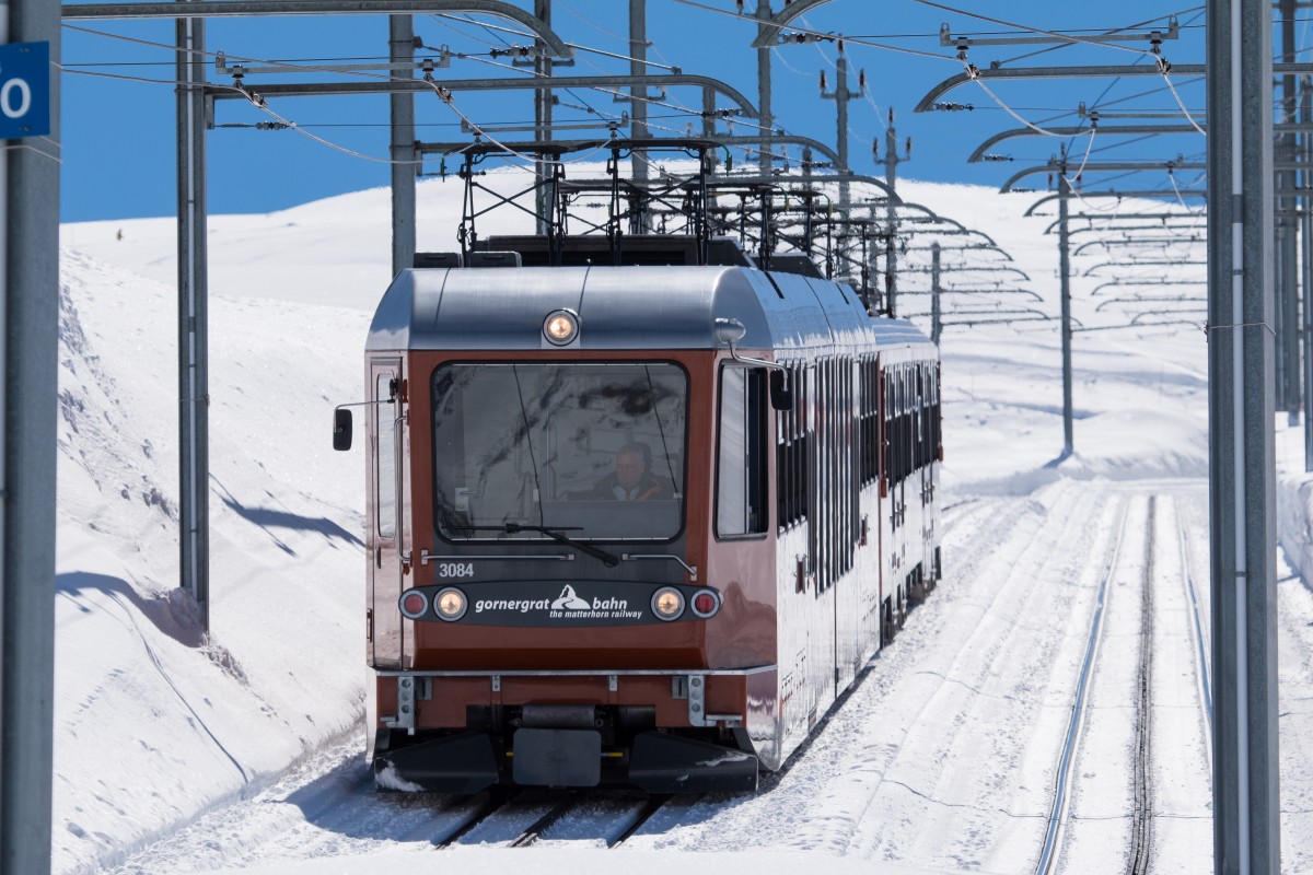 GGB Bhe 4/6 3084 und Bhe 4/8 3051 auf der Talfahrt zwischen Rotenboden und Riffelberg. 06.04.2015