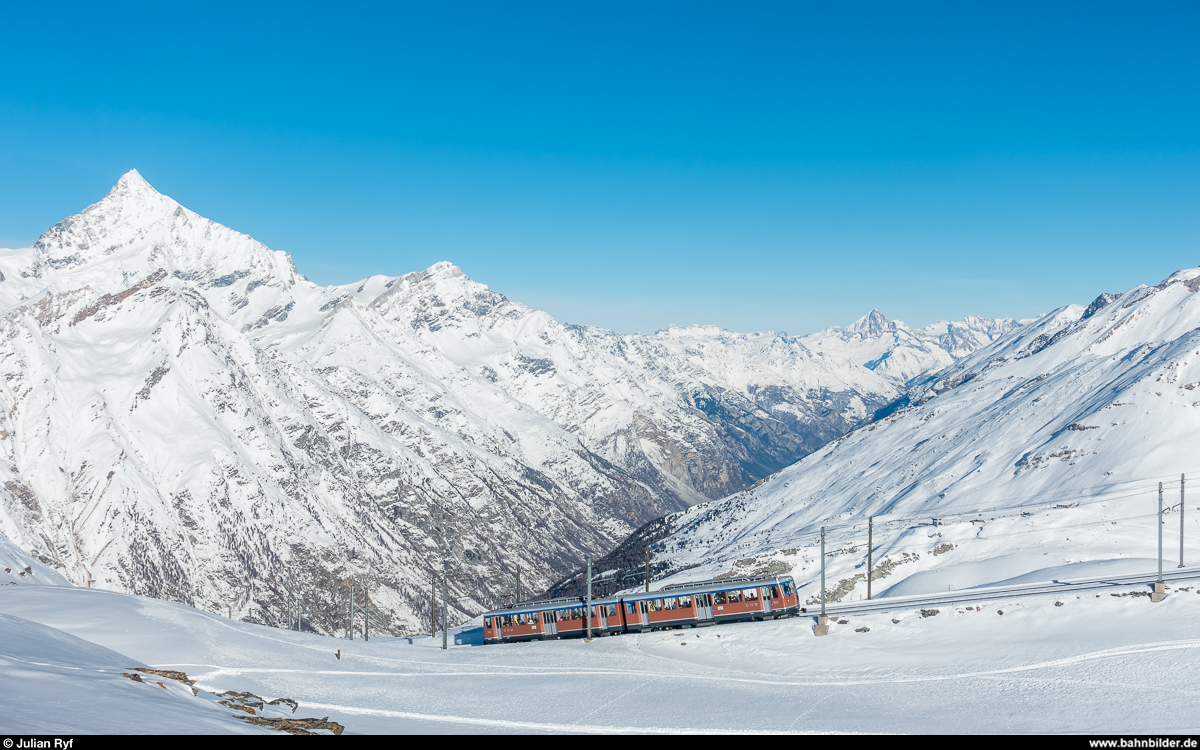 GGB Bhe 4/8 3042 als Verstärkungszug am 29. Dezember 2018 kurz vor dem Gornergrat.