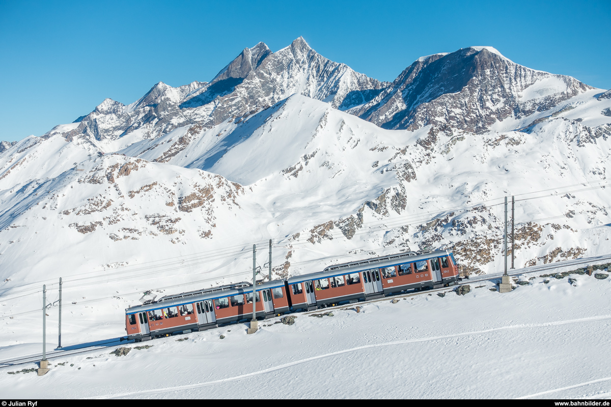 GGB Bhe 4/8 3042 als Verstärkungszug am 29. Dezember 2018 kurz vor dem Gornergrat.
