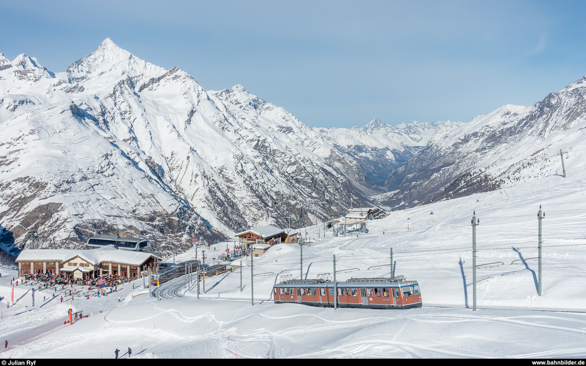 GGB Bhe 4/8 3042 als Verstärkungszug am 29. Dezember 2018 oberhalb Riffelberg.