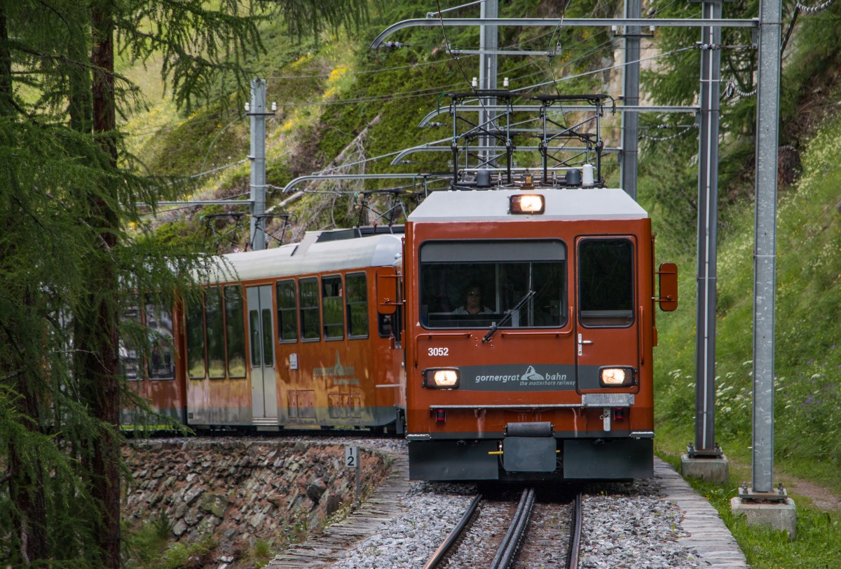 GGB Bhe 4/8 3052 und Bhe 4/6 3082 klettern nach Zermatt dem Hang entlang Richtung Findelbach und weiter zum Gornergrat. 27.06.2015