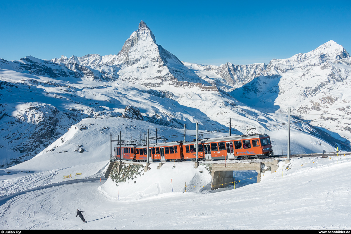 GGB Bhe 4/8 3052 zusammen mit einem Bhe 4/6 als Planzug am 29. Dezember 2018 kurz vor Erreichen des Gornergrats.