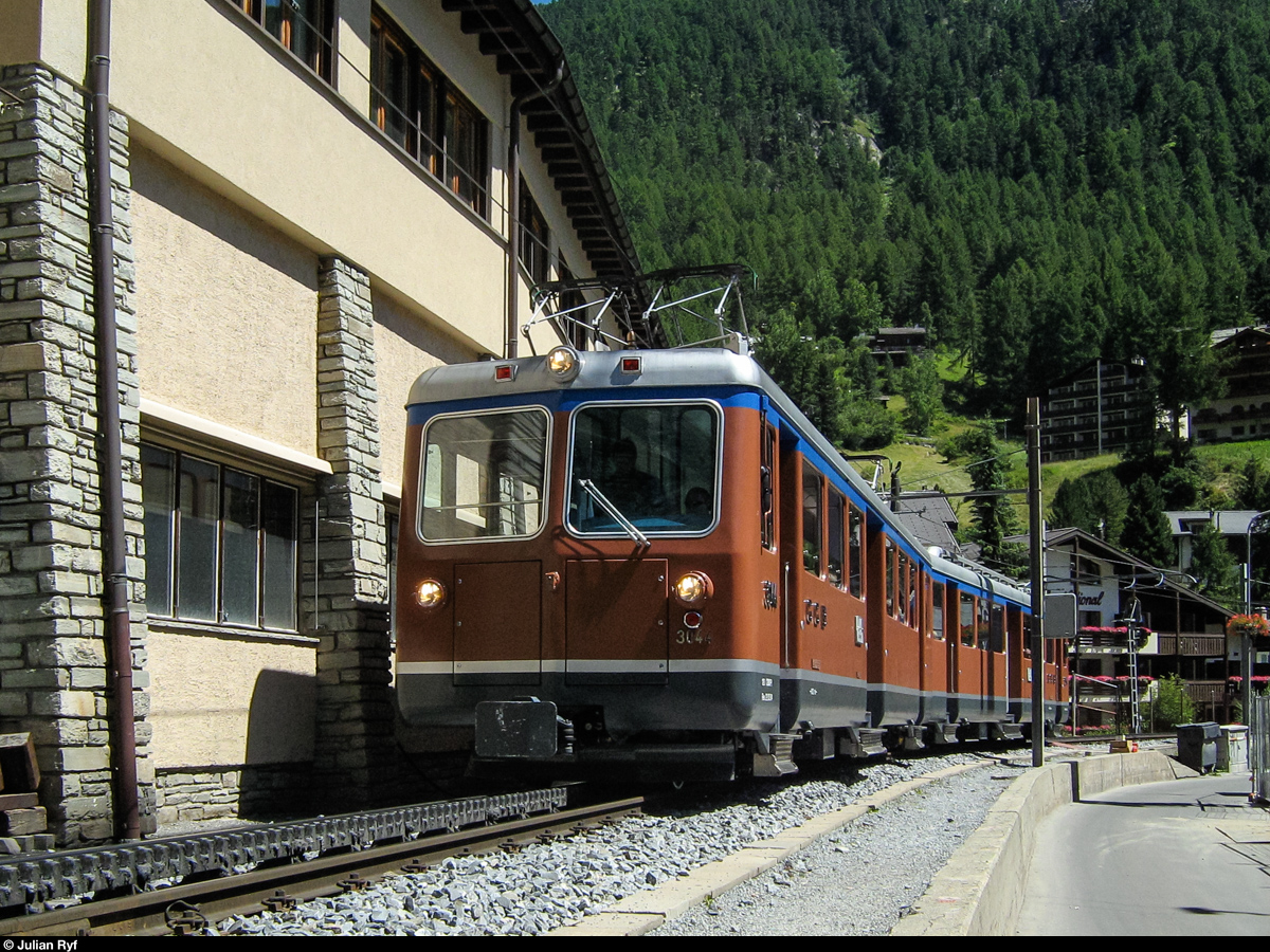 GGB Doppeltriebwagen 3044 erreicht am 24. Juli 2008 Zermatt.