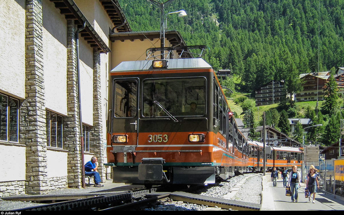 GGB Doppeltriebwagen 3053 und ein Triebwagen gleicher Bauart erreichen am 24. Juli 2008 noch in der alten Lackierung Zermatt.