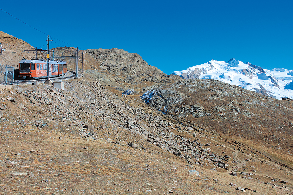 GGB-Triebzüge fahren gleich in die Station Rothenboden ein. Aufnahme vom 11. Okt. 2017, 15:17