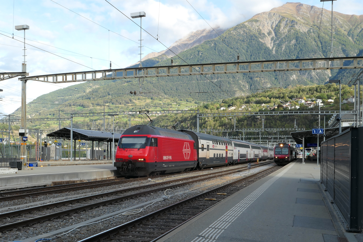 Gibt es einen schöneren Ort als Brig im schweizerischen Wallis, um Elektroloks zu fotografieren? Hier steht die Re 460 040 der SBB bereit mit einem IC8 zur Fahrt durch den Lötschberg-Basistunnel und über die Bahn-2000-Strecke nach Zürich und Romanshorn.
Brig, 19. Oktober 2023