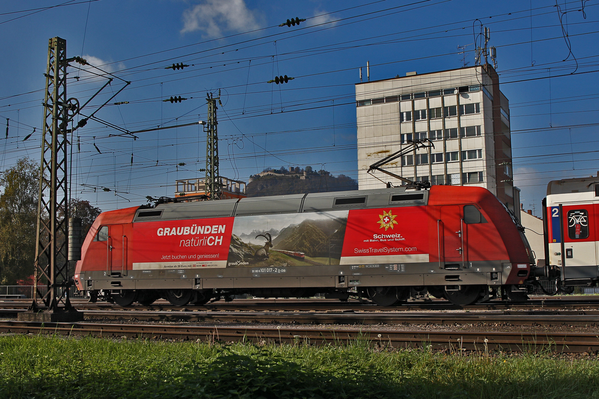 >Gibts bald Steinböcke am Hohentwiel?!<
101 917-2 mit der Werbung für Graubünden rangiert im Bf Singen (Hohentwiel)vor den Ic 186 von Zürich HB nach Stuttgart Hbf.Bild vom 29.10.2014 