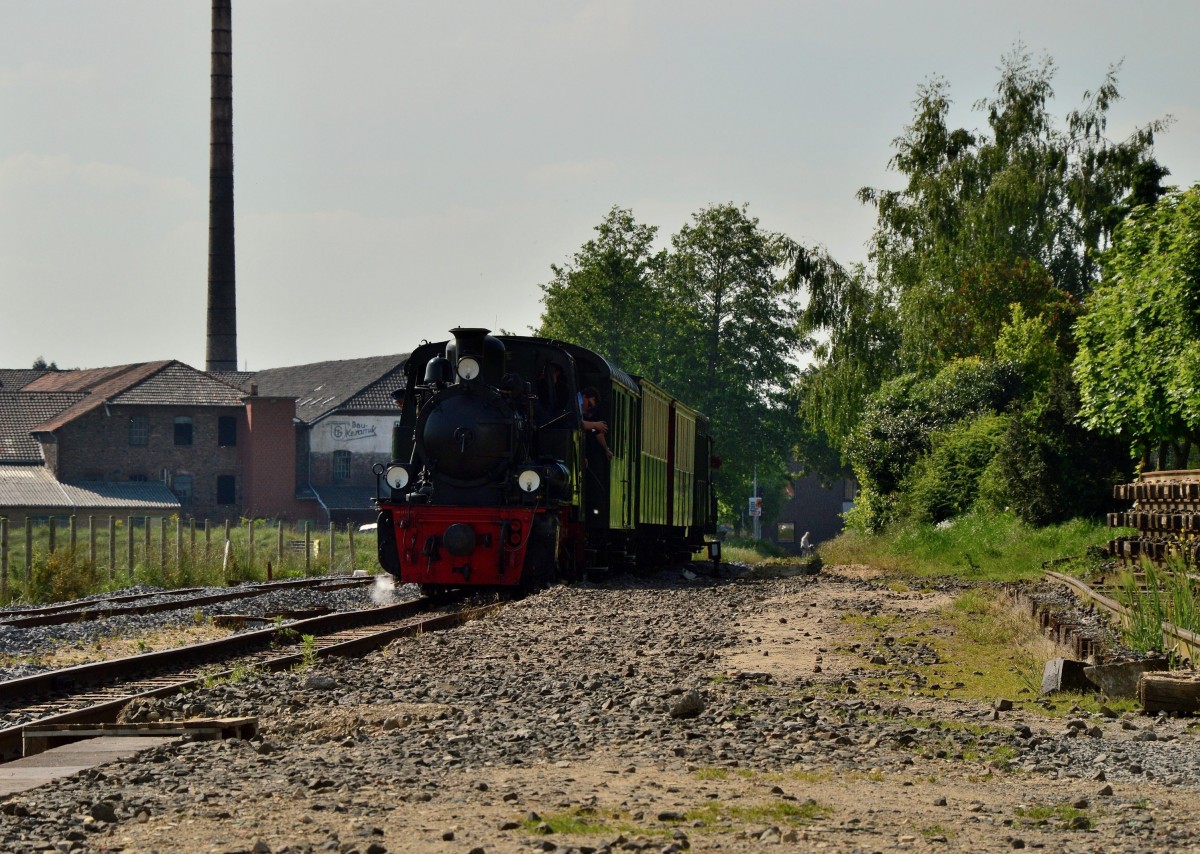 Gillrath, IHS Lok Nr. 20 fährt hier gerade mit einem Zug ein.
Gleich wird umrangiert und dann geht es zurück nach Schierwaldenrath. 18.5.2014