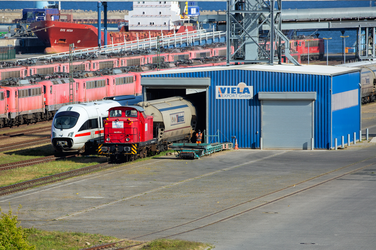 Gilt für Rangierpersonal im Mukran Port Maskenpflicht in Corona Zeiten oder ist es ein Staubschutz beim entladen der Ta-Wagen? Hier rangiert gerade Lok 346 975 an einem Diesel ICE vorbei, der ehemals auf der Vogelfluglinie eingesetzt wurde. - 07.05.2020

