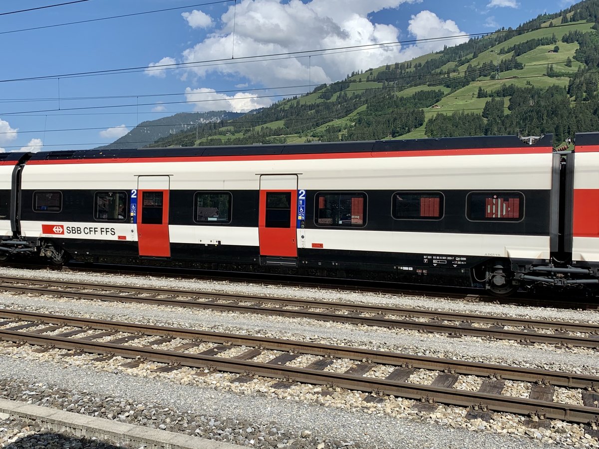 Giruno 2. Klasse Wagen F B7 93 85 6 501 203-7 am 25.7.20 beim Bhf Frutigen.
